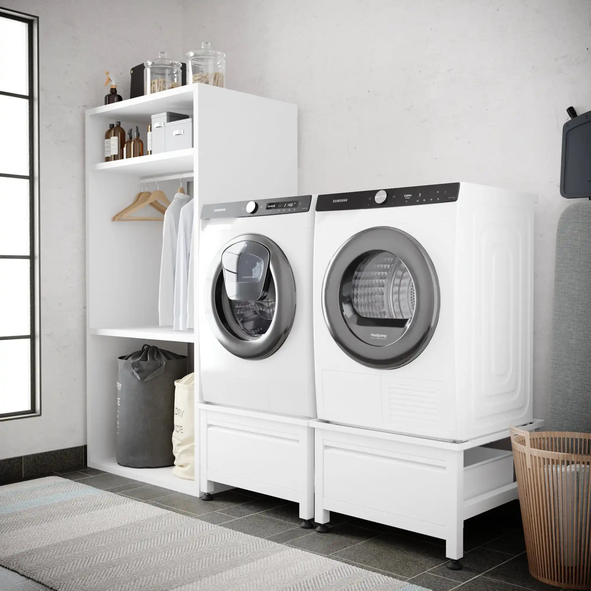 Witte voorlader wasmachine en droger op voetstukken.